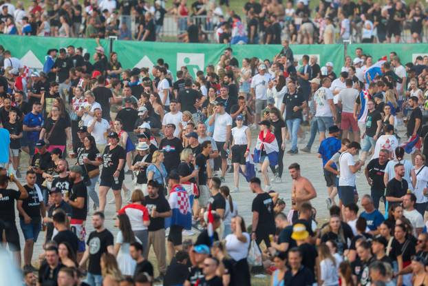 Zagreb: Obožavatelji zauzimaju mjesta unutar Hipodroma uoči početka koncerta