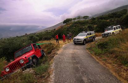 Zapela je na strimini, auto su  vezali da ne otkliže niz padinu