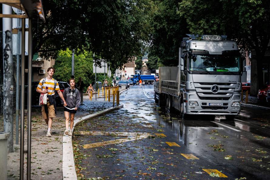 Nevrijeme poharalo Split, vatrogasci imaju pune ruke posla