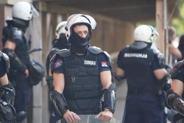 Novi Sad: Studenti u blokadi novosadskih fakulteta organizirali su skup pod nazivom "Crveni karton" ispred zgrade Osnovnog suda