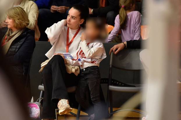 Preslatke scene: Dario Šarić, Antonija Mišura i druge face s djecom na susretu košarkašica