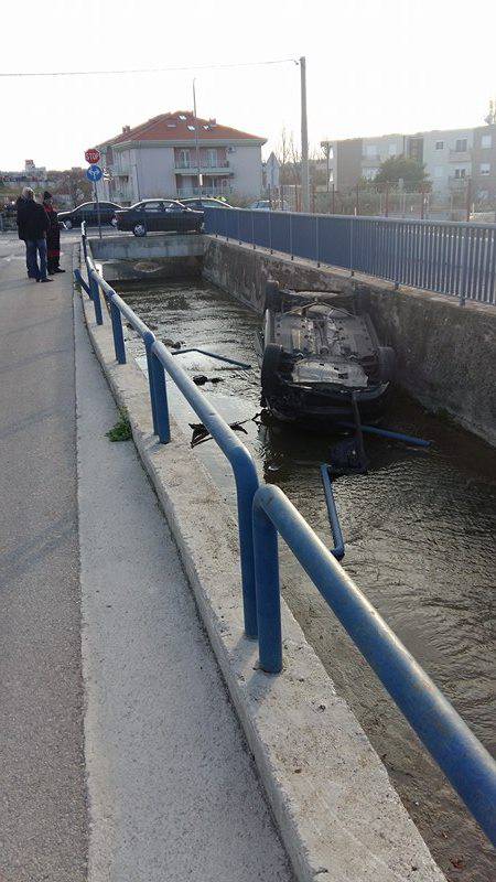 Nesreća u Solinu: Auto sletio u kanal, vozač je lakše ozlijeđen