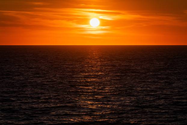 Vela Luka: Zalazak sunca promatran sa trajekta Oliver