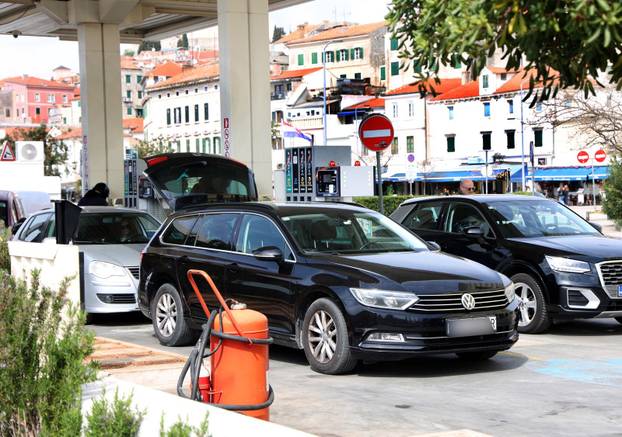 Šibenik: Po?ele su gužve na benzinskim postajama uo?i najavljenog poskupljenja goriva