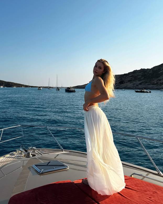 FOTO Jutta iz klizaljki uskočila u badić! Evo što radi nakon Igara