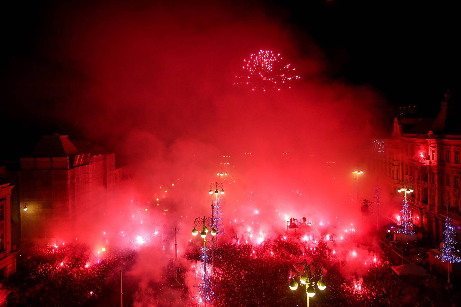 Prava ludnica vlada na Jelačićevom trgu, Vatreni krenuli prema Trgu