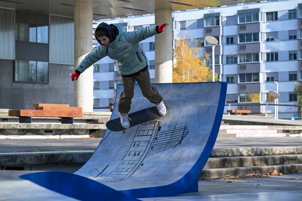 Zagreb: Ispred Muzeja Suvremene Umjetnosti postavljena skate skulptura "skate spot"