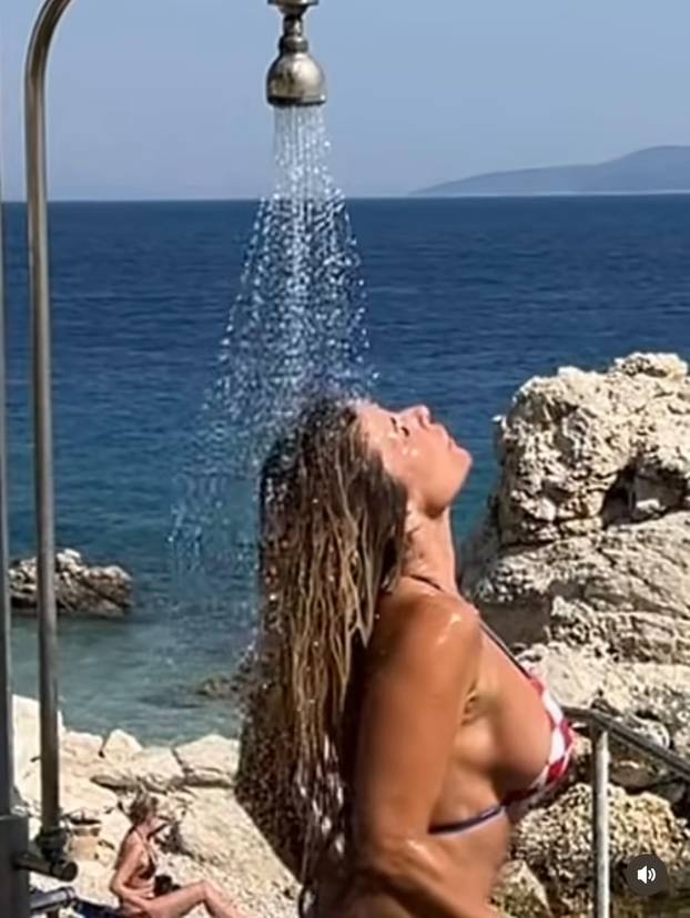 FOTO Mama Renata zatresla bokovima i očarala sve: Ovako je zaplesala u bikiniju na plaži