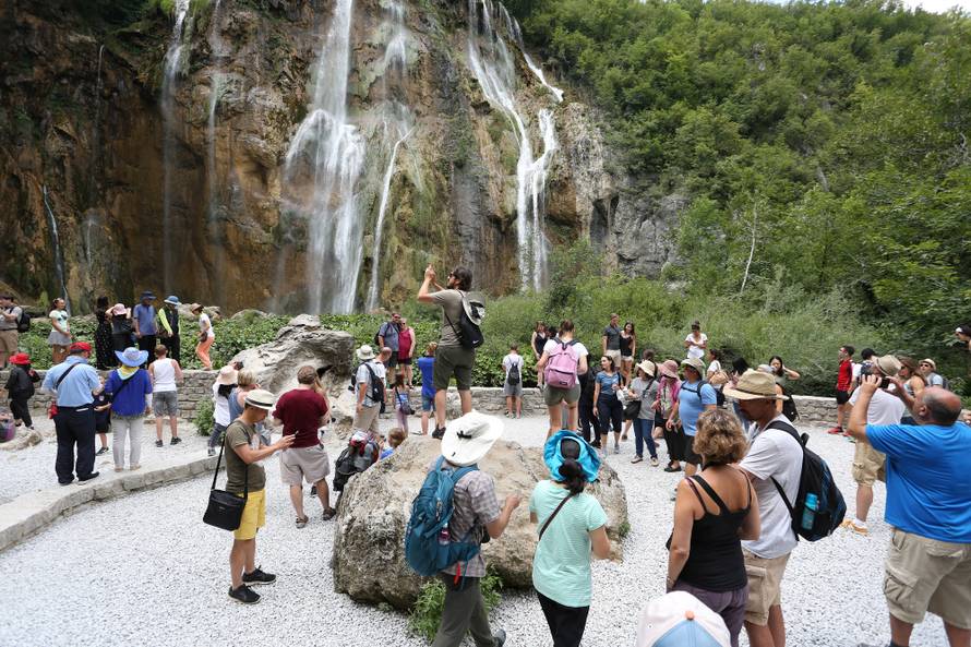 PlitviÄka jezera: Velike guÅ¾ve unatoÄ poskupljenju cijena ulaznica