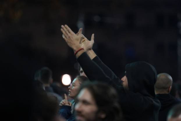 Beograd: Građani daju podršku Dijani Hrki, policija kordonom razdvaja dvije skupine građana