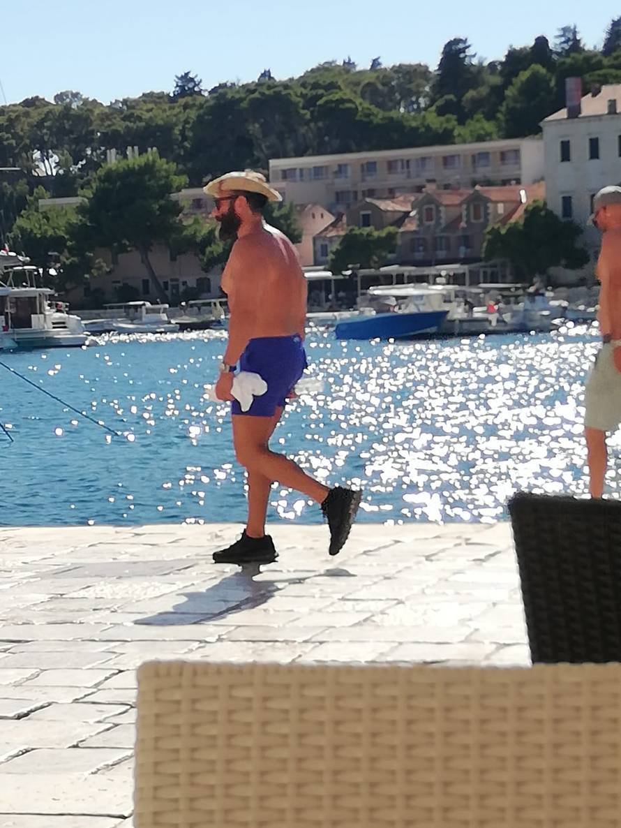 Bilzerian šeta bez majice, a otok Hvar predviđa drakonske kazne