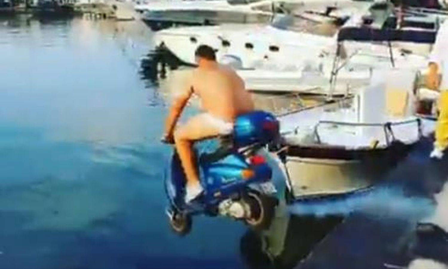 Ludi Balotelli: Platio 2000 eura liku da s vespom odjuri u more