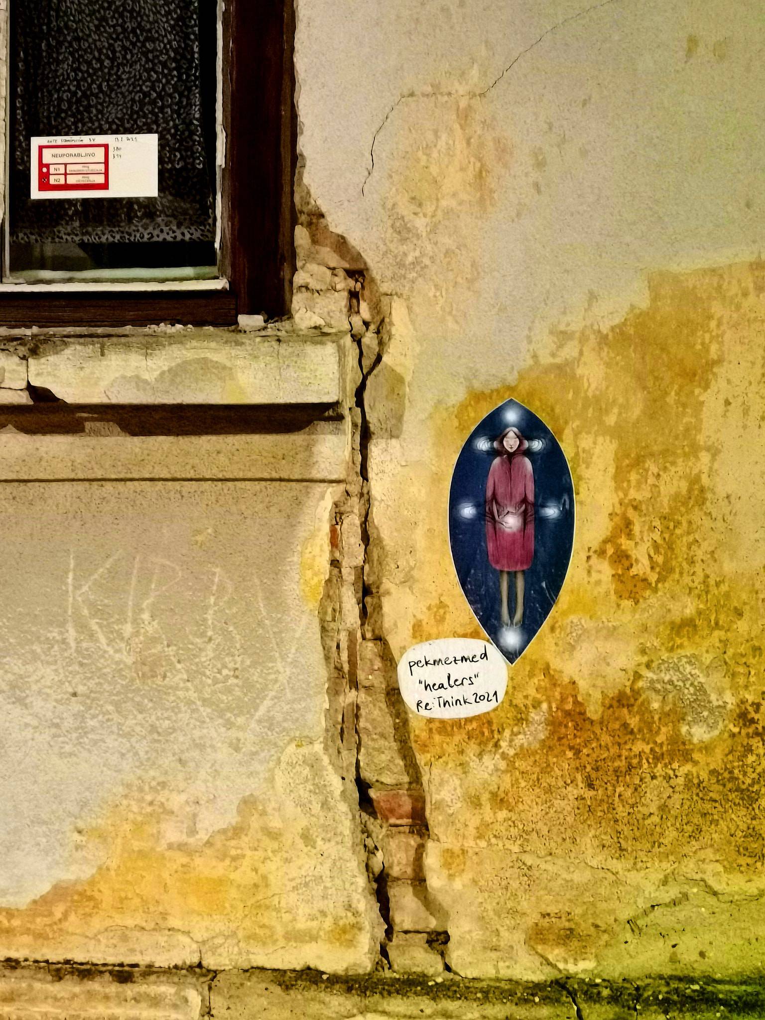 Umjetnica u Sisku na oštećenim zidovima nacrtala 'iscjelitelje'