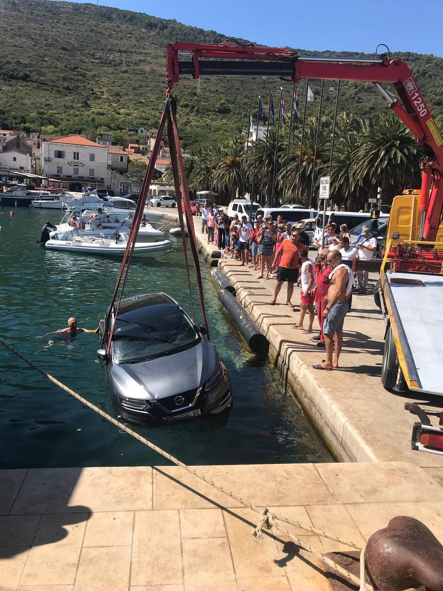 Zaboravio podići ručnu: Auto  mu je na Visu završio u moru