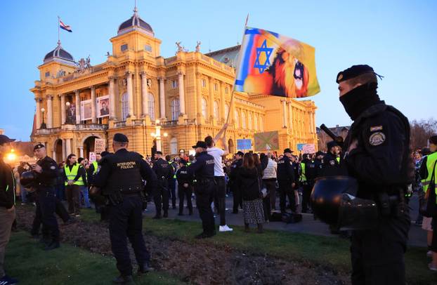 Zagreb: Održan jubilarni 10. Noćni marš za prava žena "Žene – kičma otpora"