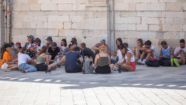 Dubrovnik: Mnogobrojni turisti odmaraju u gradu u hladu ili na plaži