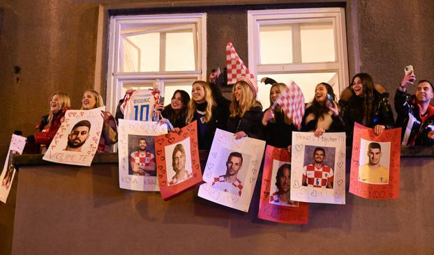 Zagreb: Navijači na različite načine prate doček Vatrenih na trgu