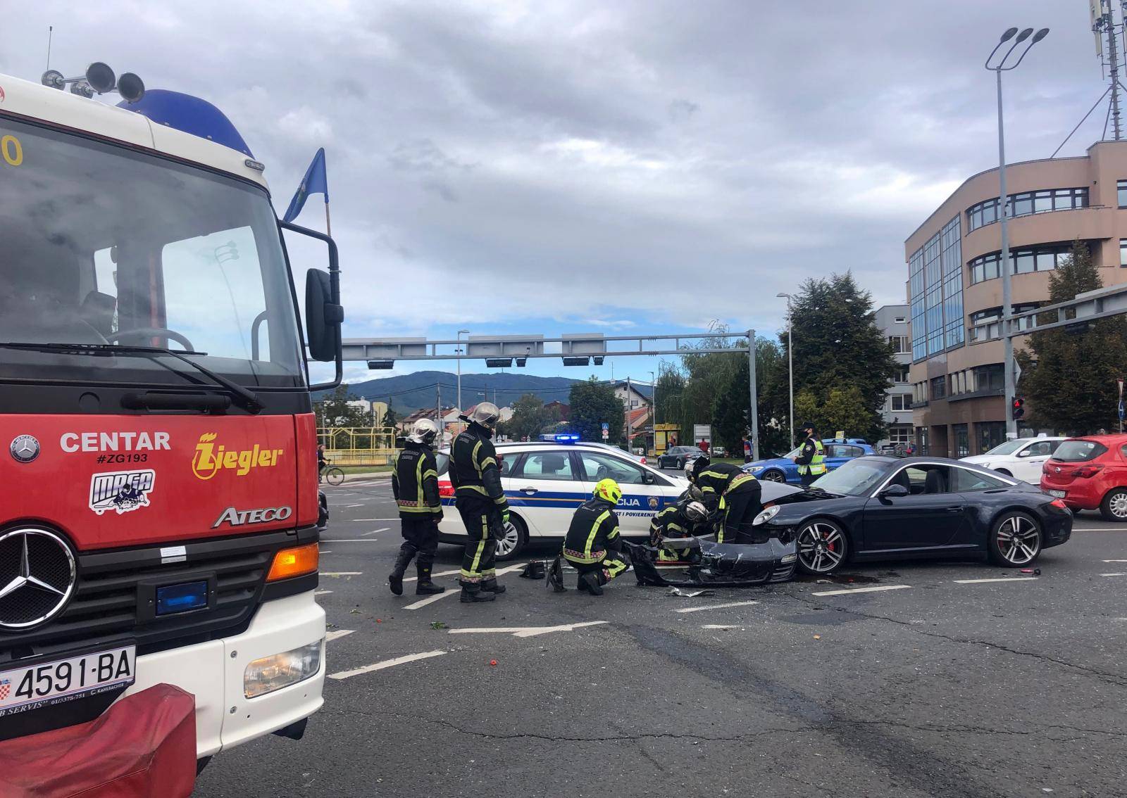 Zagreb: Sudar dvaju osobnih automobila na križanju Zagrebačke avenije i Hrgovića