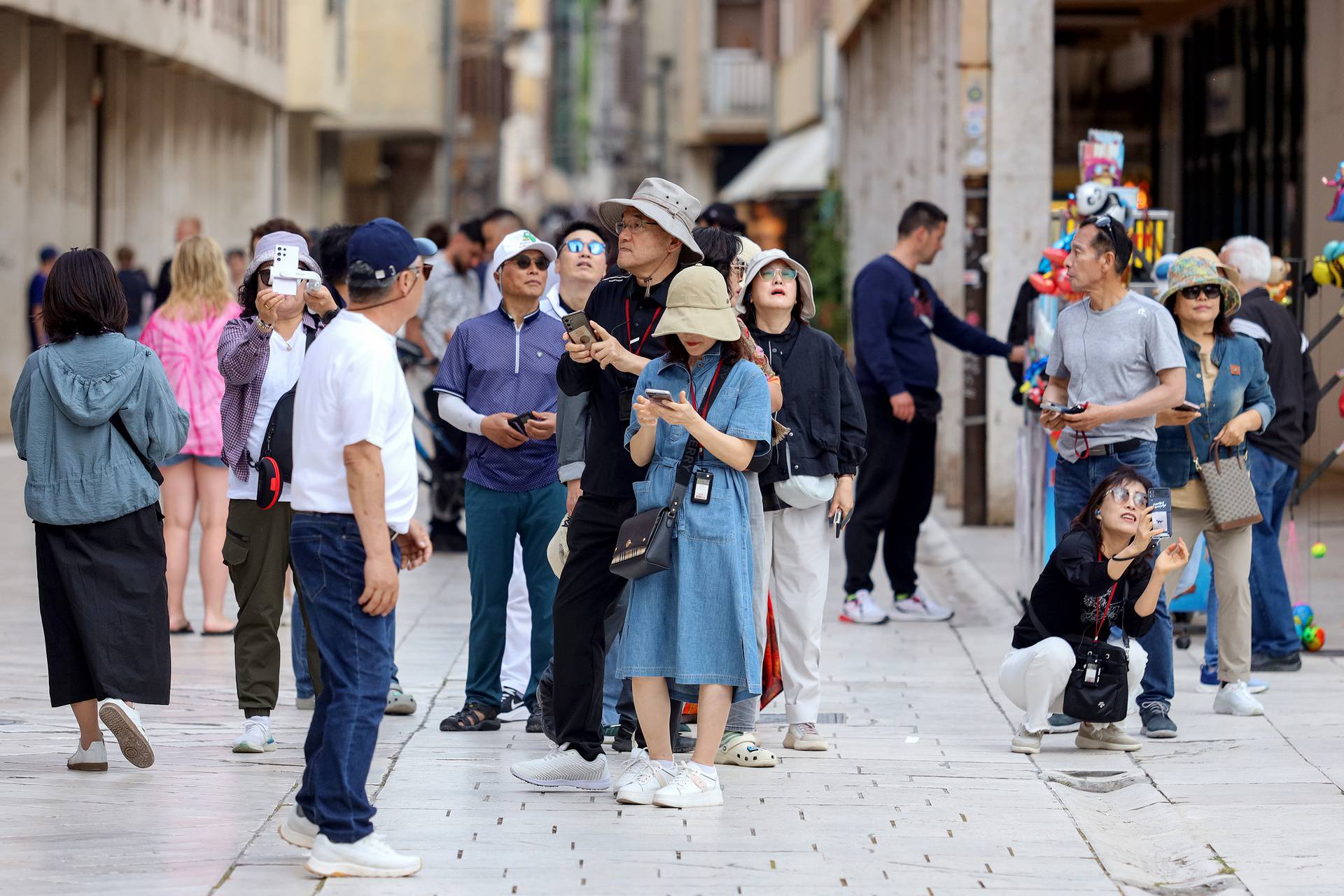 Zadar: Oblačno vrijeme s povremenom kišom nije spriječilo turiste da prošetaju gradom