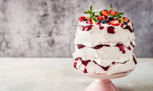 Ljetna torta od bobičastog voća s kremom od ružinog geranija