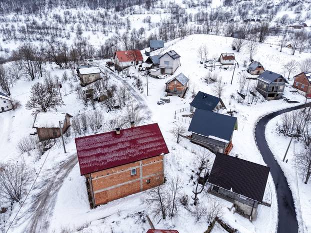 Pogled iz zraka na Bjelašnicu u potpunosti prekrivenu snijegom