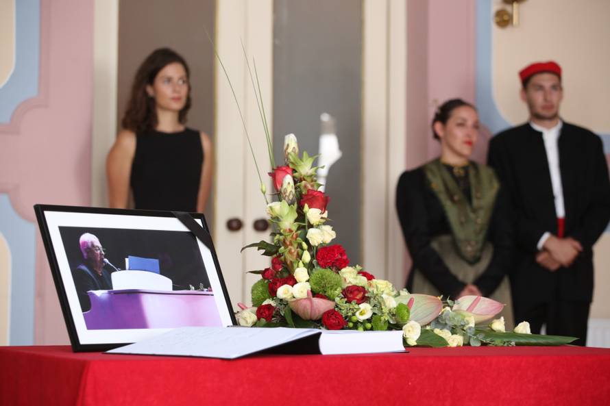 Svi u suzama: Ustali su Oliveru u čast i nisu prestali pljeskati...