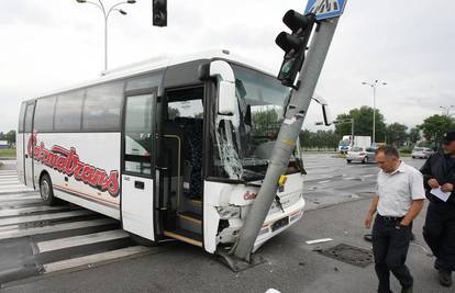 Busom se zabio u semafor, vozač i putnici neozlijeđeni