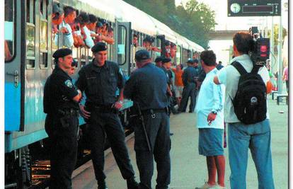 Policajac izmlatio pijane Dinamovce u vlaku