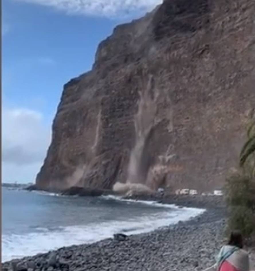 Drama na Kanarima: Snimili su trenutak urušavanja planine...