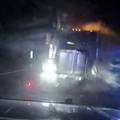 Kamionom se zabio u tri policijska auta na autocesti