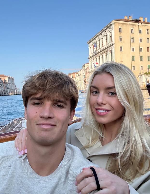 FOTO Hajdukovac kleknuo pred Amerikanku, sad napušta klub. 'Ti si odgovor na moje molitve'