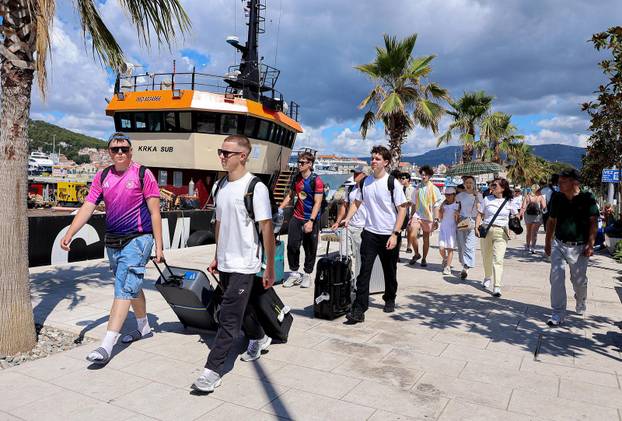 Turisti u trajektnoj luci u Splitu