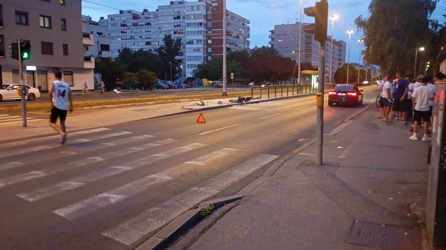 VIDEO Kaos u Zagrebu! Vozačica je razvalila tramvajsku stanicu