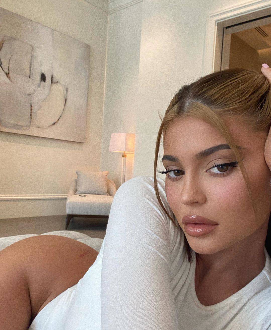 Kylie Jenner pozirala u badiću: Pokazala dekolte i trbušnjake...