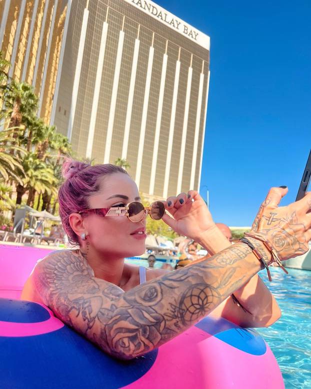 Fatalna Brazilka besplatno časti fanove intimnim fotografijama