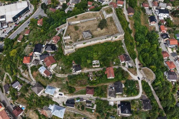Jajce: Povijesni grad poznat po svojem veličanstvenom  vodopadu