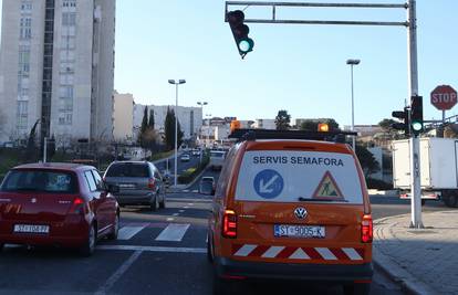 Bura u Splitu ruši stupove i semafore, zatvoren je i dio A1