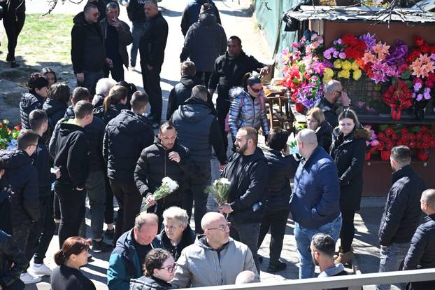 Brojni stanovnici Kočana oplakuju poginule na dan njihova sprovoda