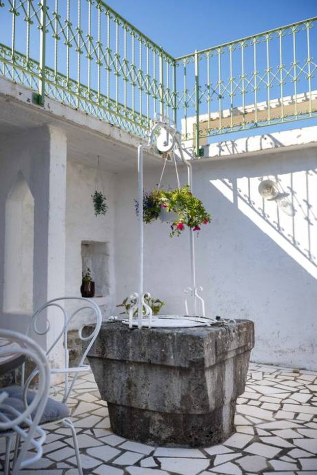 FOTO Ovaj predivan kameni dvorac s bazenom se prodaje za manje od 2 milijuna eura!