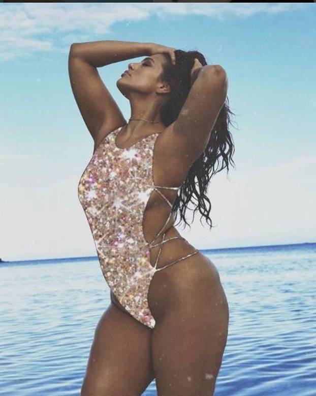 Plus-size model kao anđelica: Ashley Graham pokazala bujne obline na pisti Victoria's Secreta