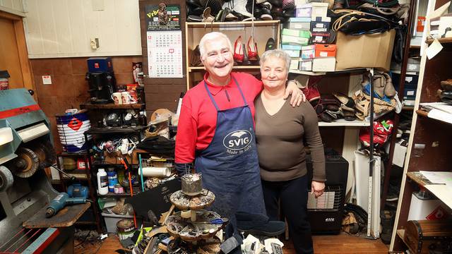 Dobri cipelići: Omiljeni bračni par iz Siska 'obuva' siromašne