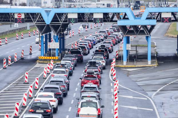 Početak skijaškog tjedna i kraj blagdana uzrok je gužve na graničnom prijelazu Bregana