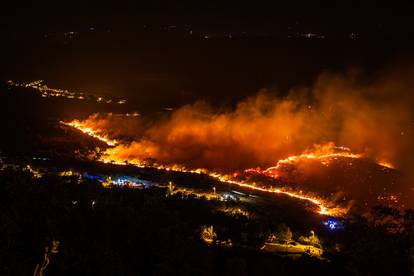 FOTO Vatrenoj stihiji gledaju 'u oči'. Pogledajte stravične scene s požarišta, širi se u dvije fronte