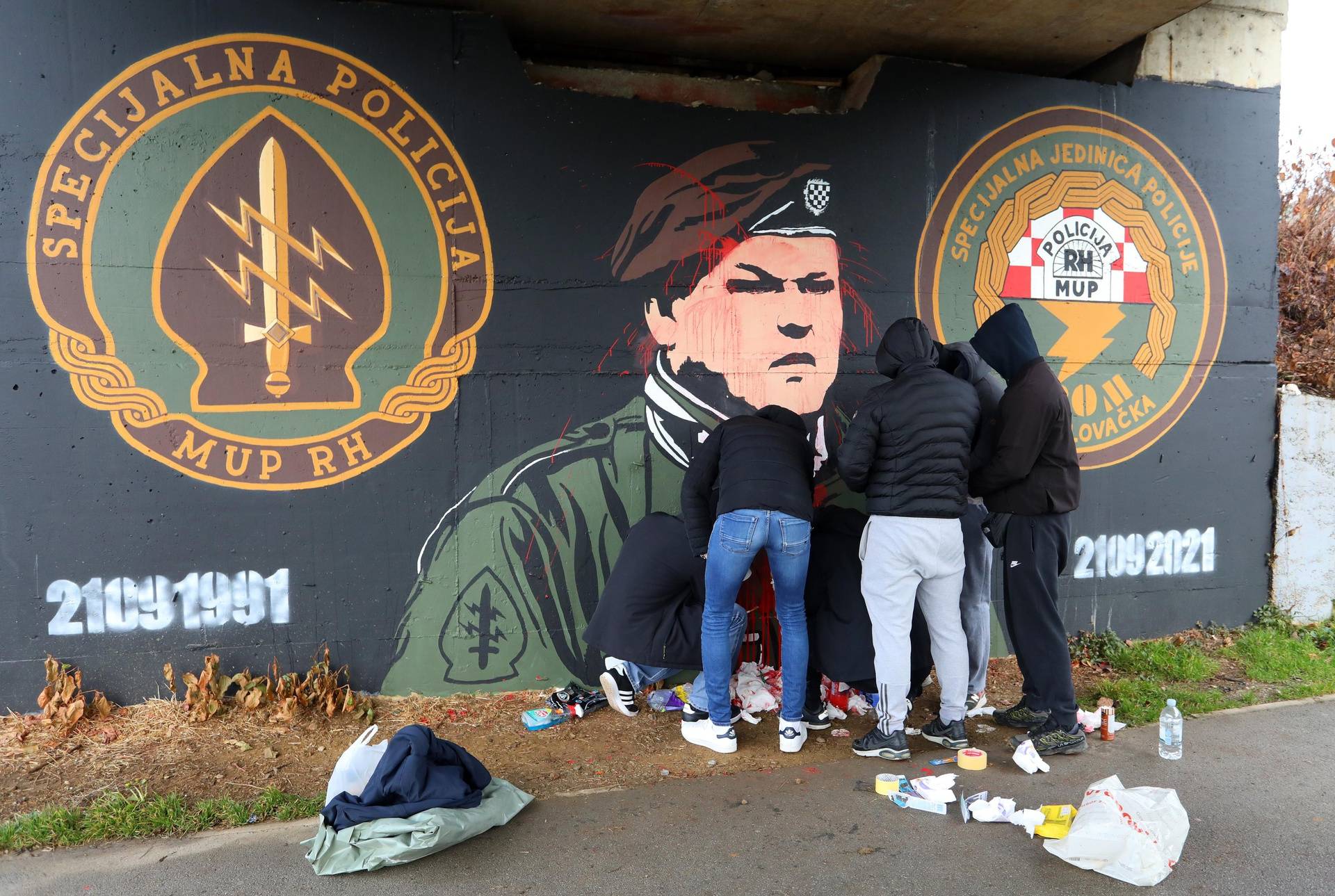 Karlovac: Tijekom noći mural Miši Hrastovu zaliven je crvenom bojom