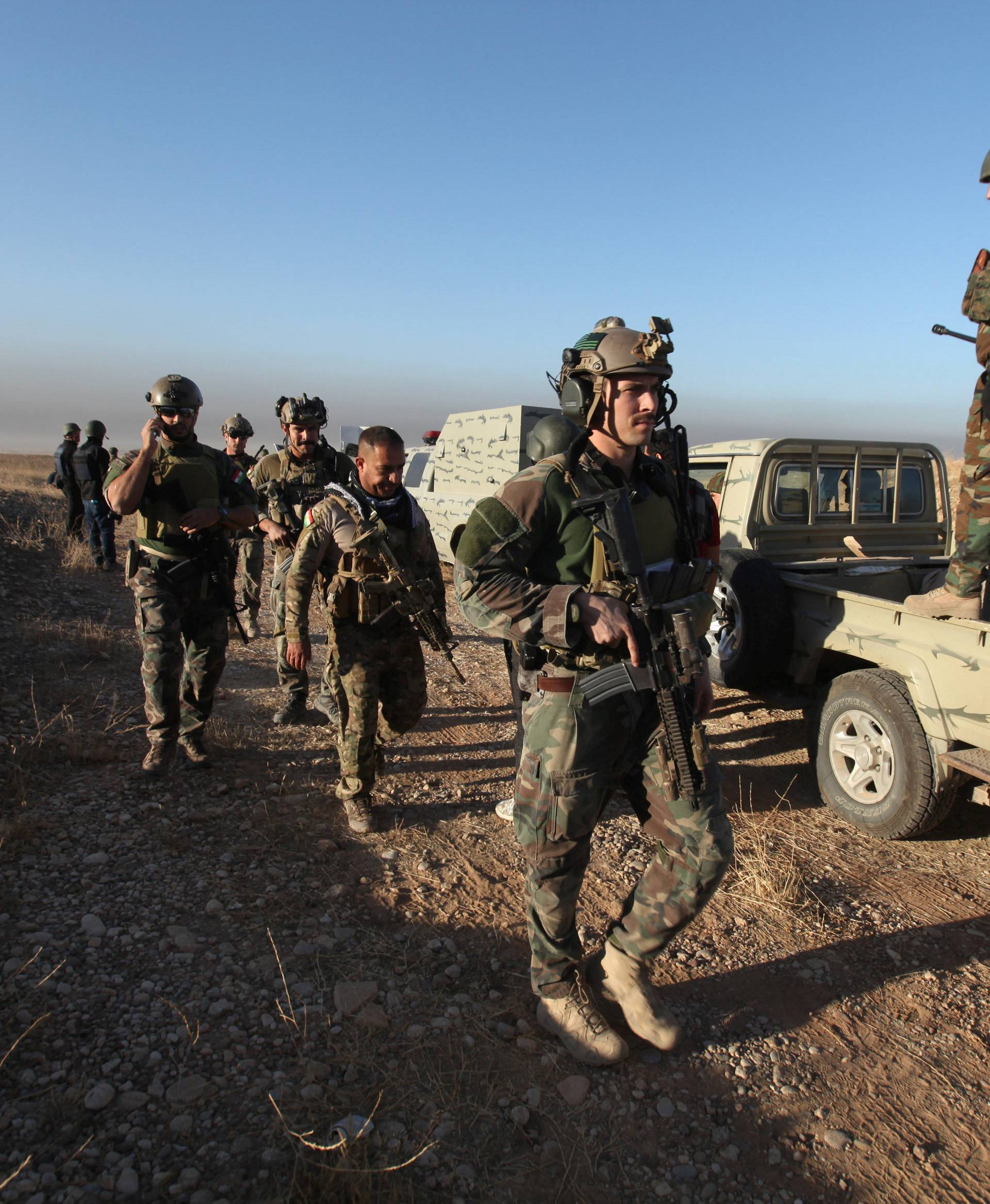 Peshmerga forces with western forces advance in the east of Mosul to attack Islamic State militants in Mosul