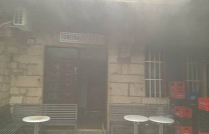 Trogir: Gorjelo u prostorijama Torcide, požar pod nadzorom