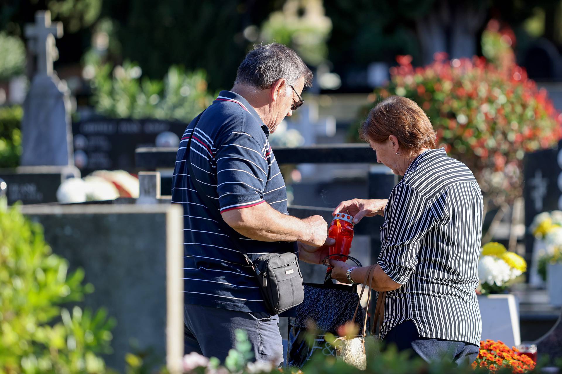 Zadar: Velik broj ljudi na Gradskom groblju povodom blagdana Svih svetih