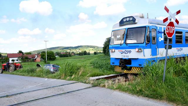 Veliko Trojstvo: Vlak na pružnom prijelazu naletio naletio na automobil