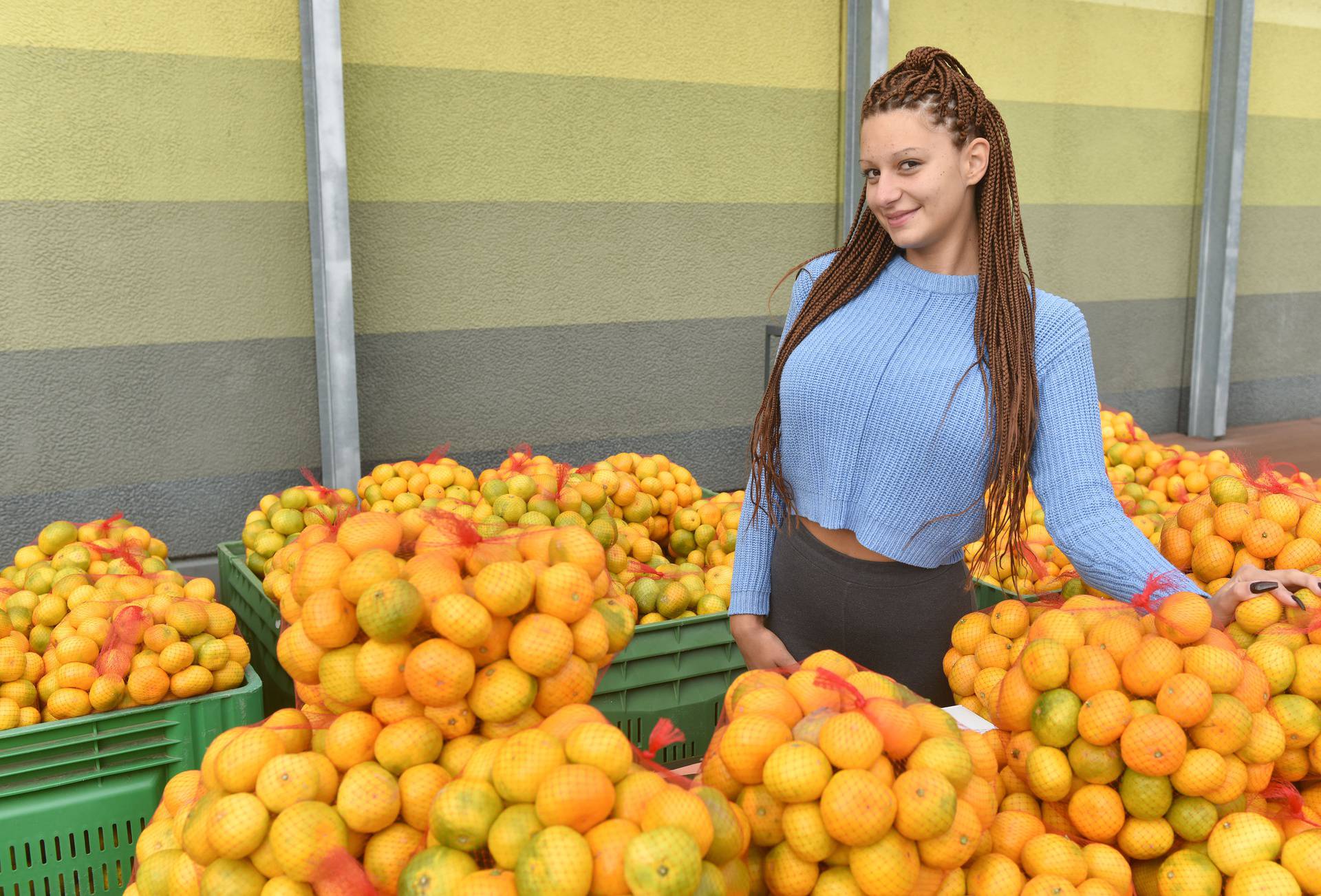 Zagreb: Prodavačica mandarina Kristina Penava ponovno prodaje mandarine na štandu 