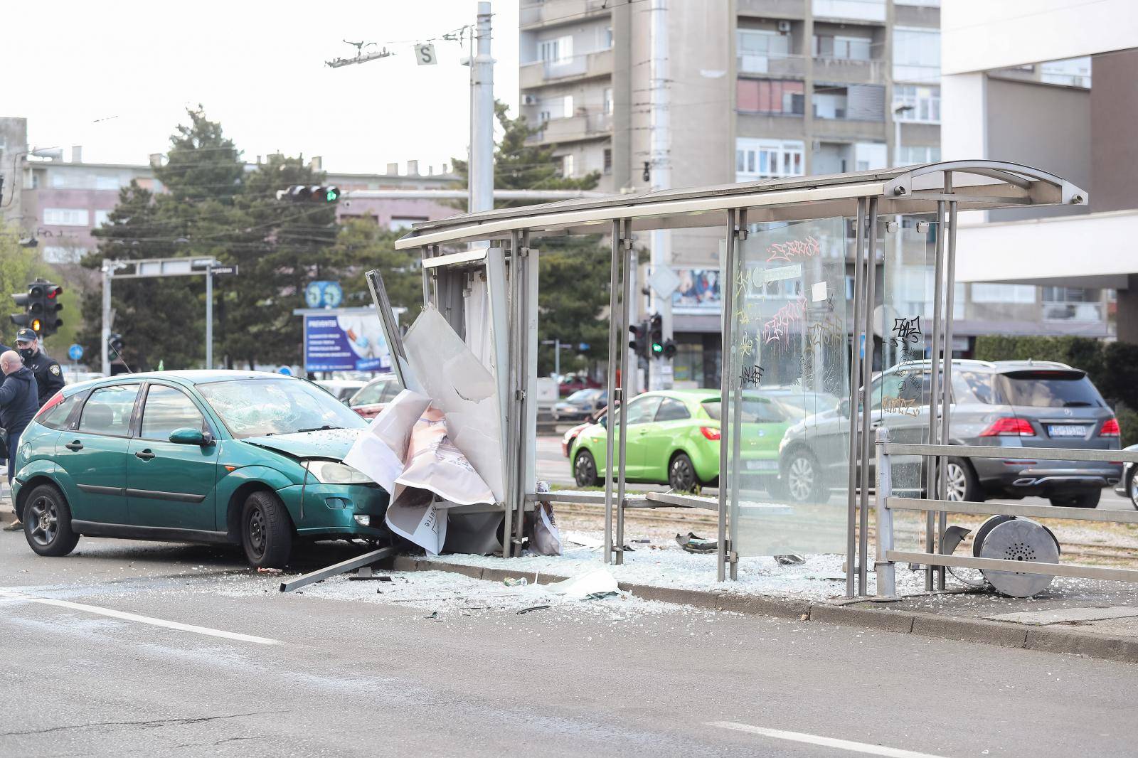 Autom se zabio u stanicu: 'Sreća da nitko nije stradao! Oštetio je tramvaj, razbio staklo, ogradu'
